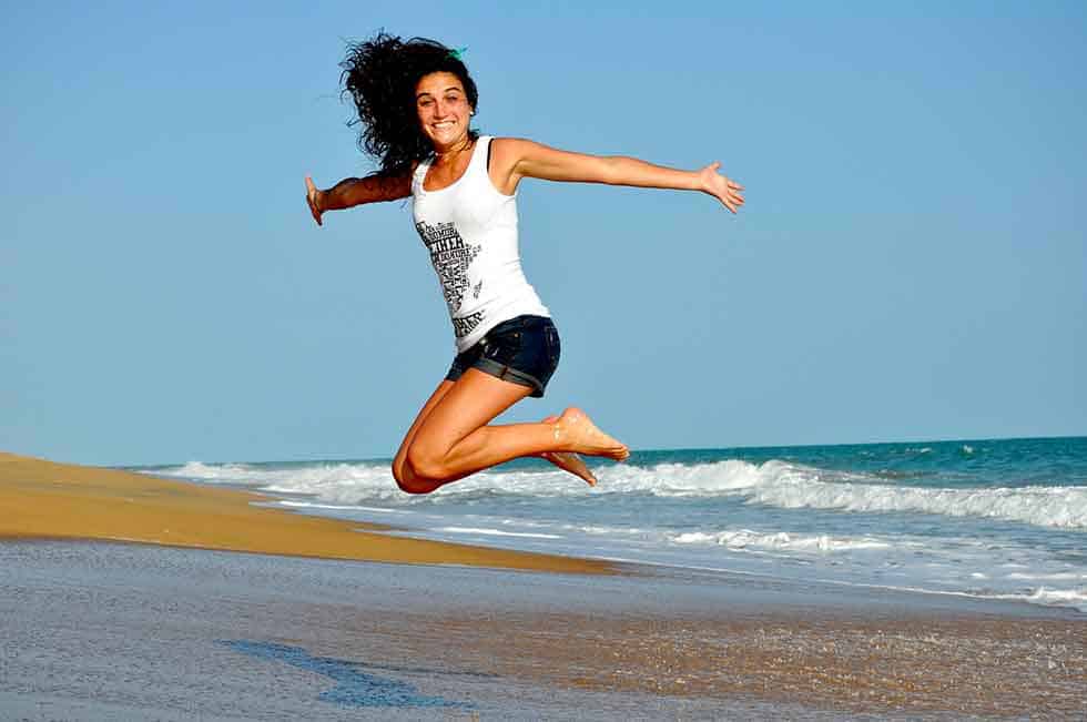 Springende Frau glücklich